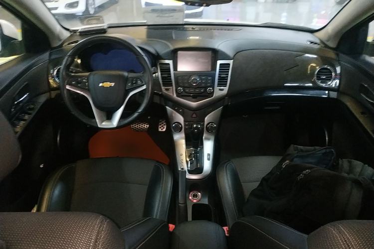 Used Chevrolet Cruze 2013 Hatchback 1.6T Automatic Flagship Model Center Console
