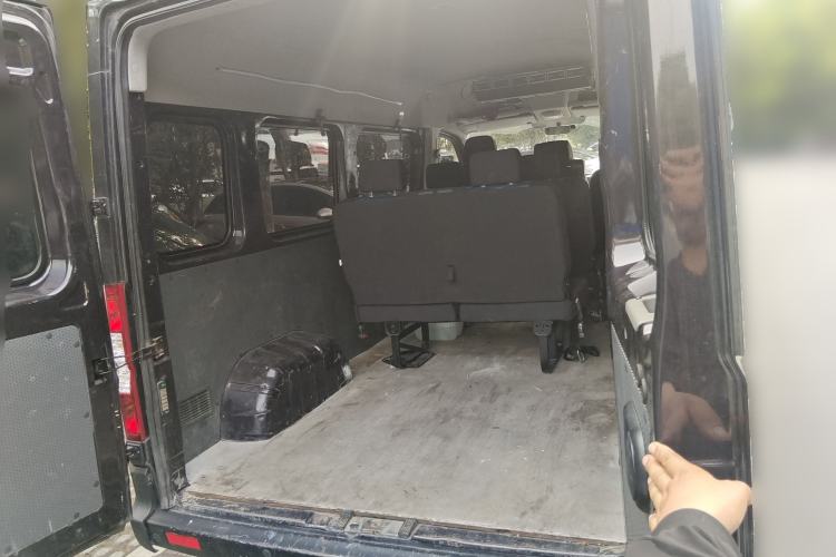 Used Dongfeng Yufeng 2023 V9+ 2.0T Manual Front-Wheel-Drive Multi-Function Mid-Roof Van with 7/8/9 Seats Trunk