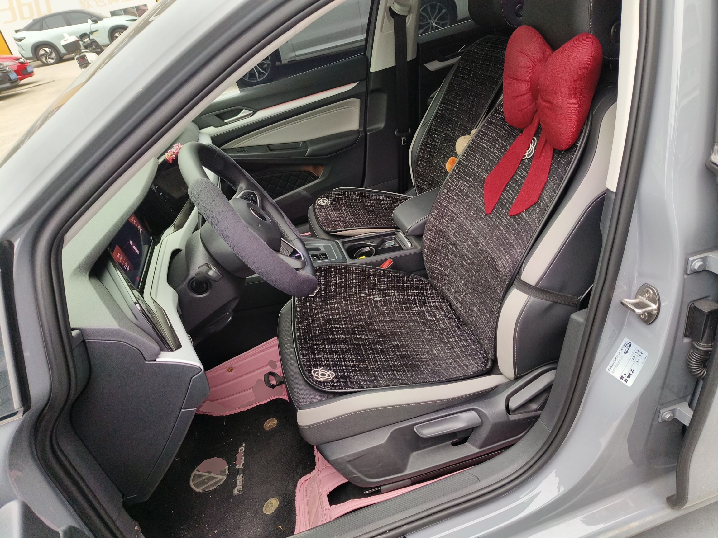 المقاعد الأمامية داخل السيارة