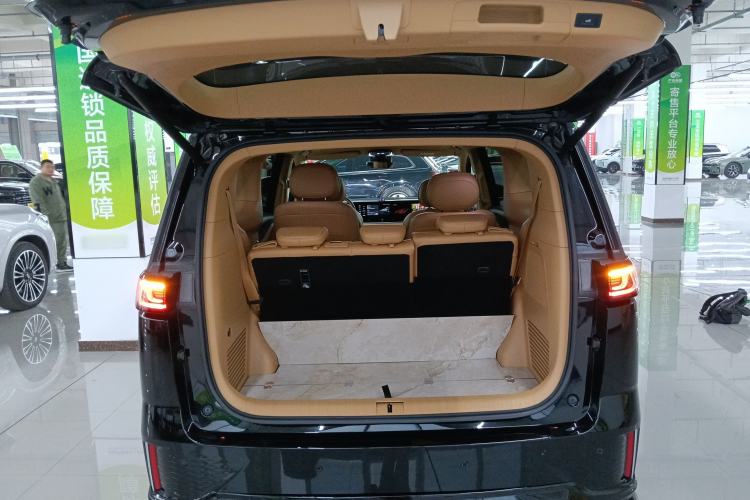 Used VOYAH Dream 2024 PHEV Extended-Range Premium Edition Trunk