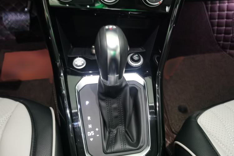 Used Volkswagen T-ROC 2018 280TSI DSG Two-Wheel Drive Comfort Version China VI Standard Gear Lever