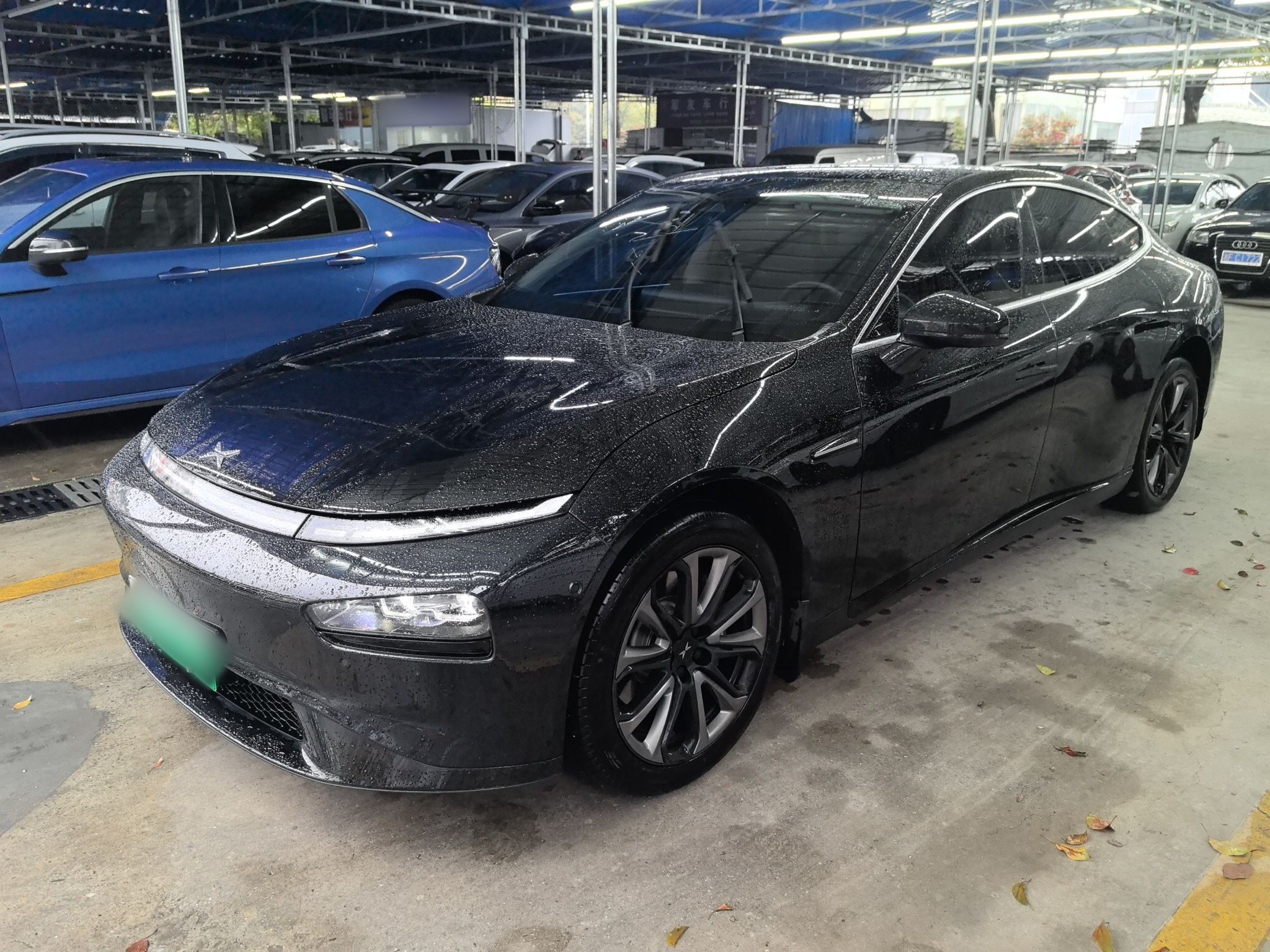 Под передней частью автомобиля