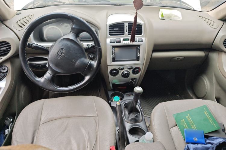 Used Huatai Santa Fe Classic 2011 2.0L Gasoline Manual Two-Wheel Drive Luxury Version Center Console