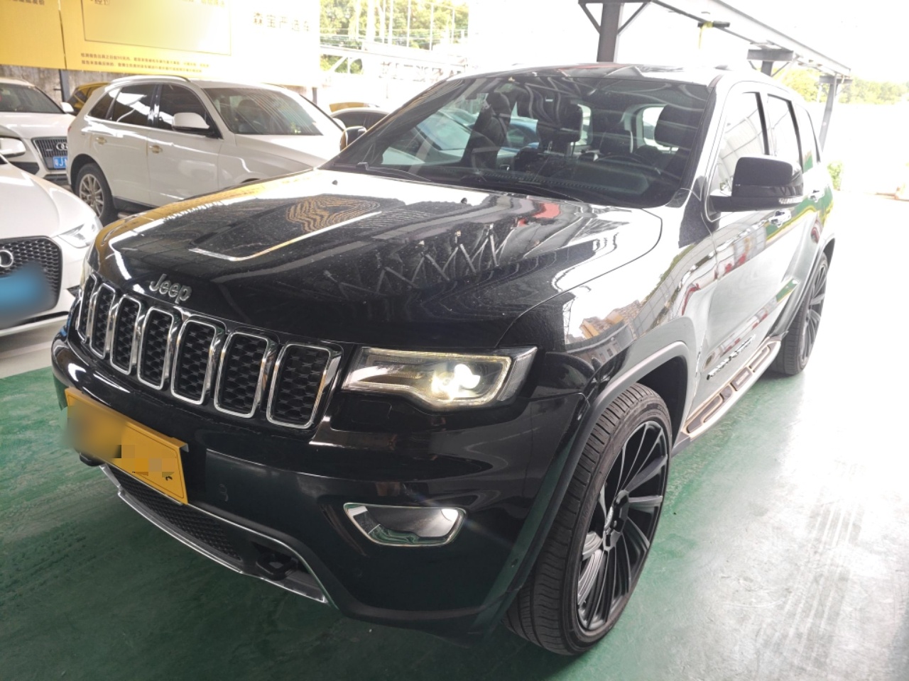 تحت مقدمة السيارة