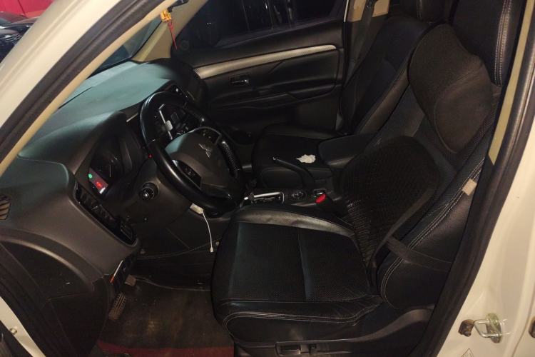 Used Mitsubishi Outlander 2014 2.4L 4x4 Deluxe Value Edition 5 Seats Left Front Seat