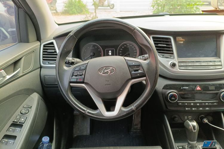Used Hyundai Tucson 2015 1.6T Dual-Clutch Two-Wheel-Drive Smart Model Steering Wheel