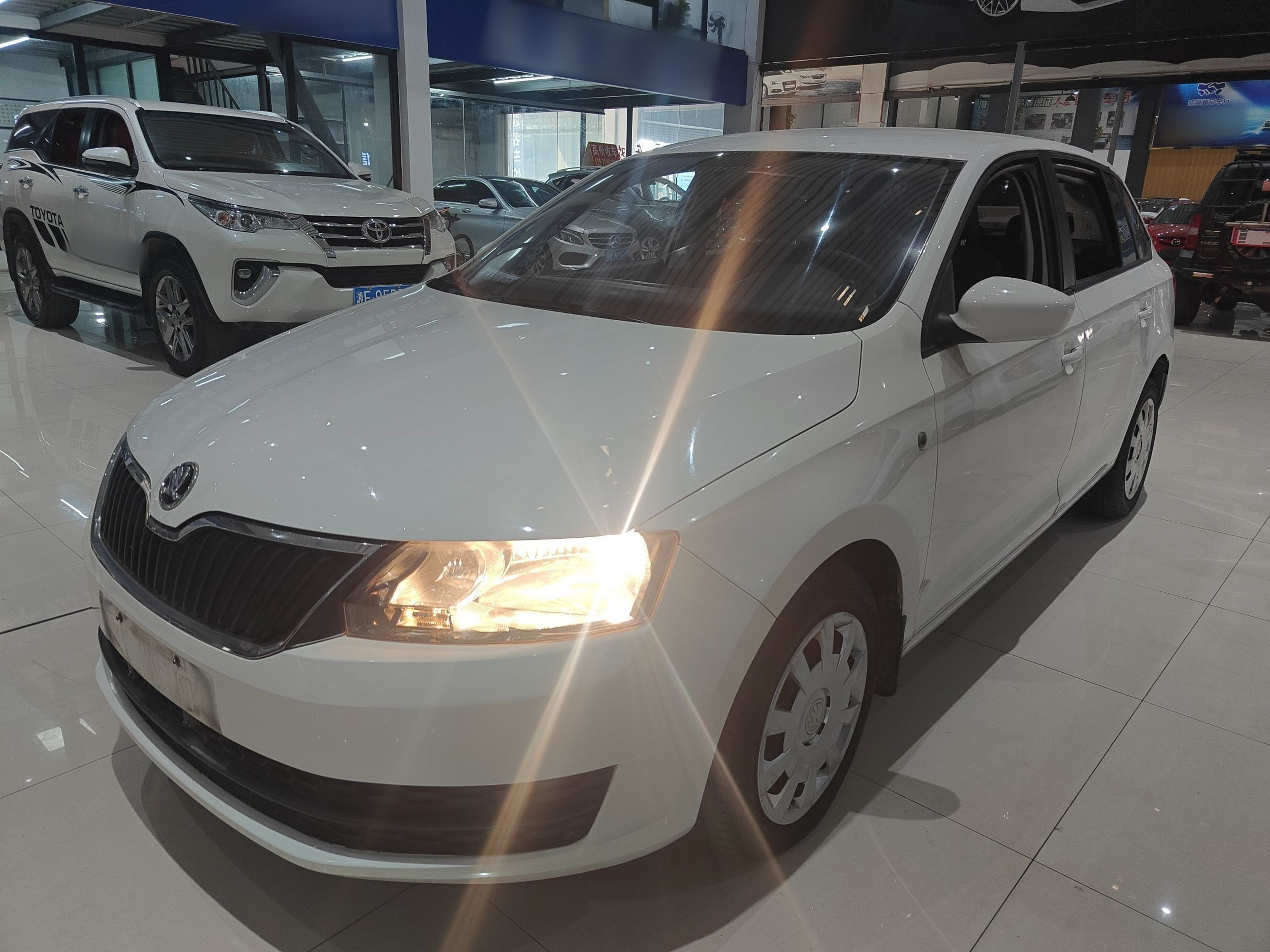 تحت مقدمة السيارة