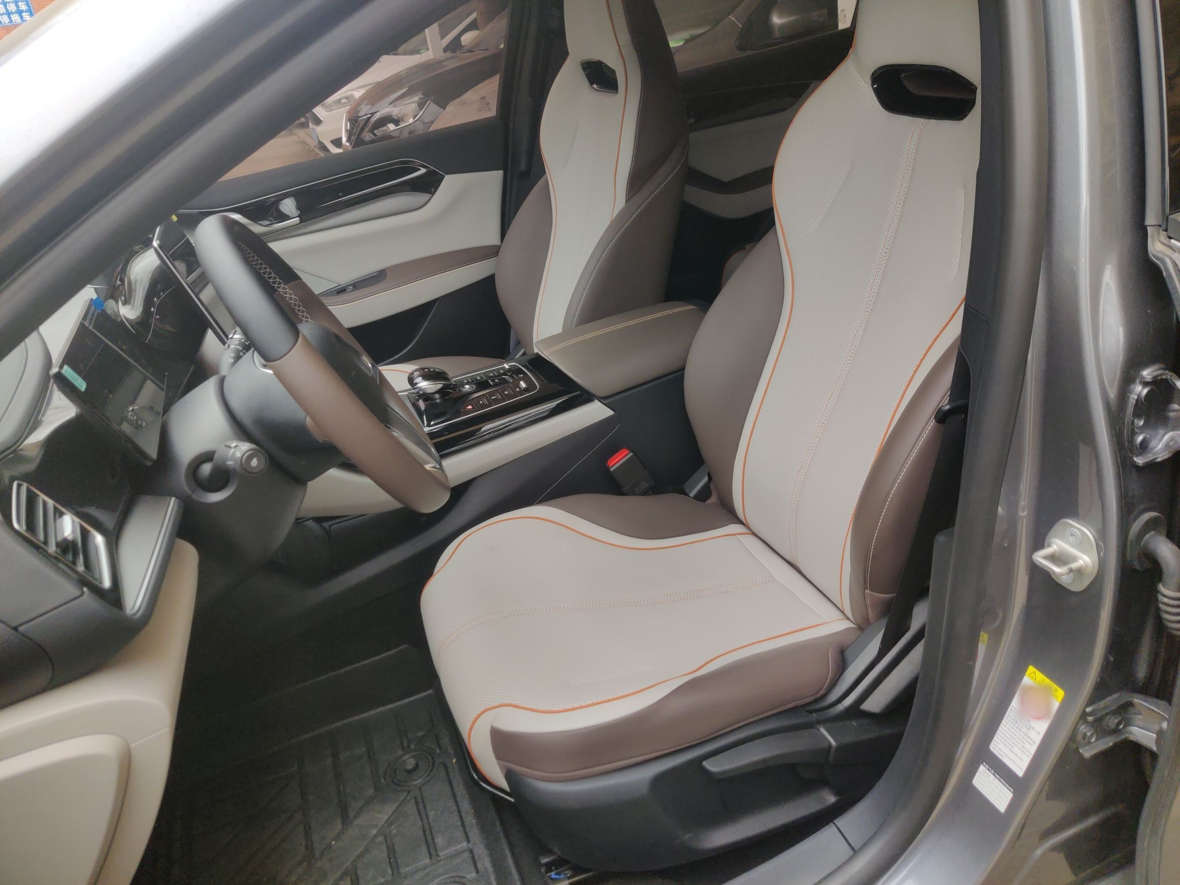 المقاعد الأمامية داخل السيارة