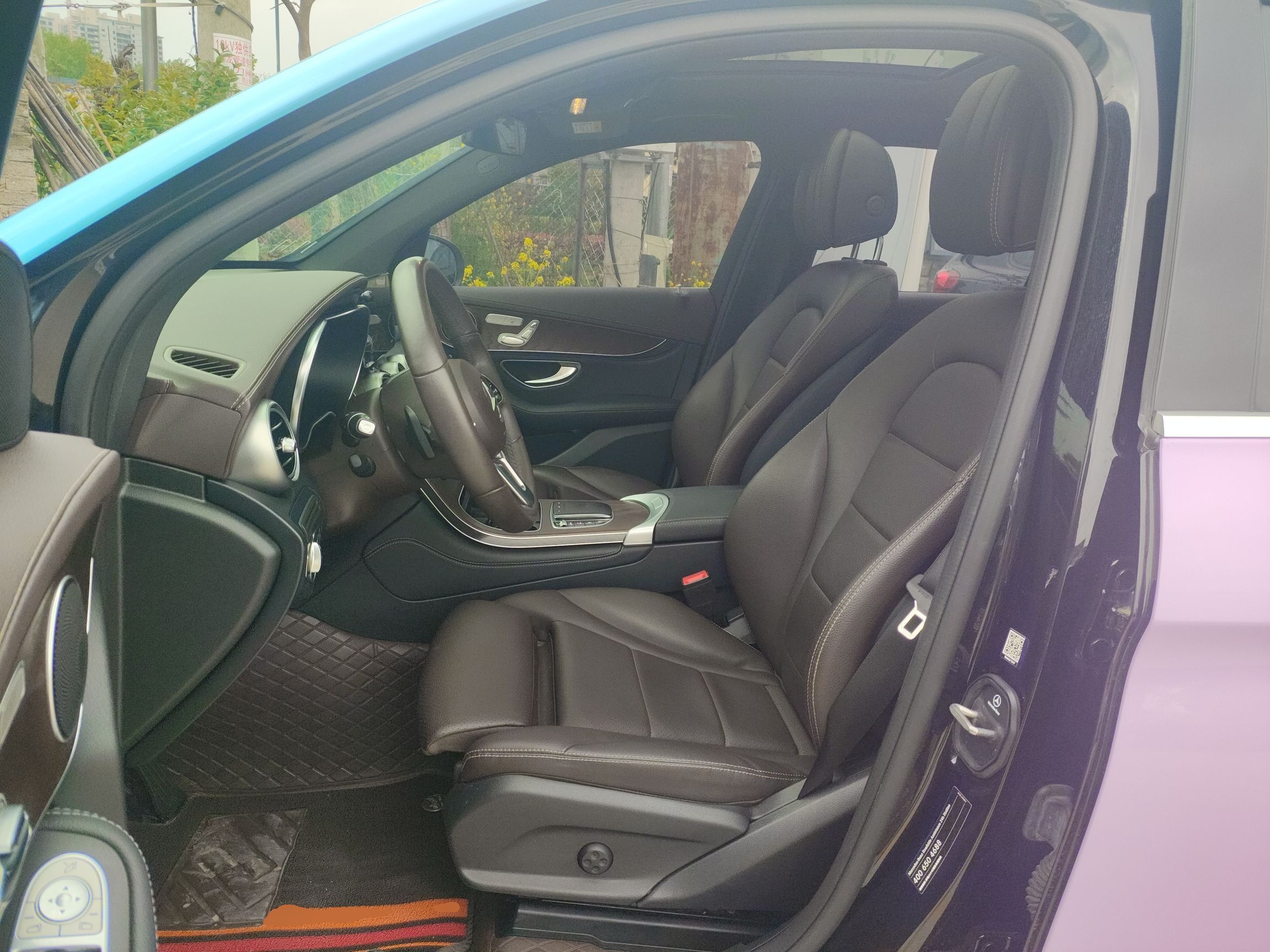 Переднее сиденье в автомобиле