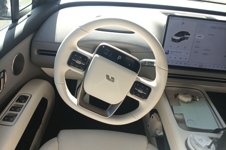 Used Li Auto i6 2025 Model Four-Wheel-Drive Standard Type
