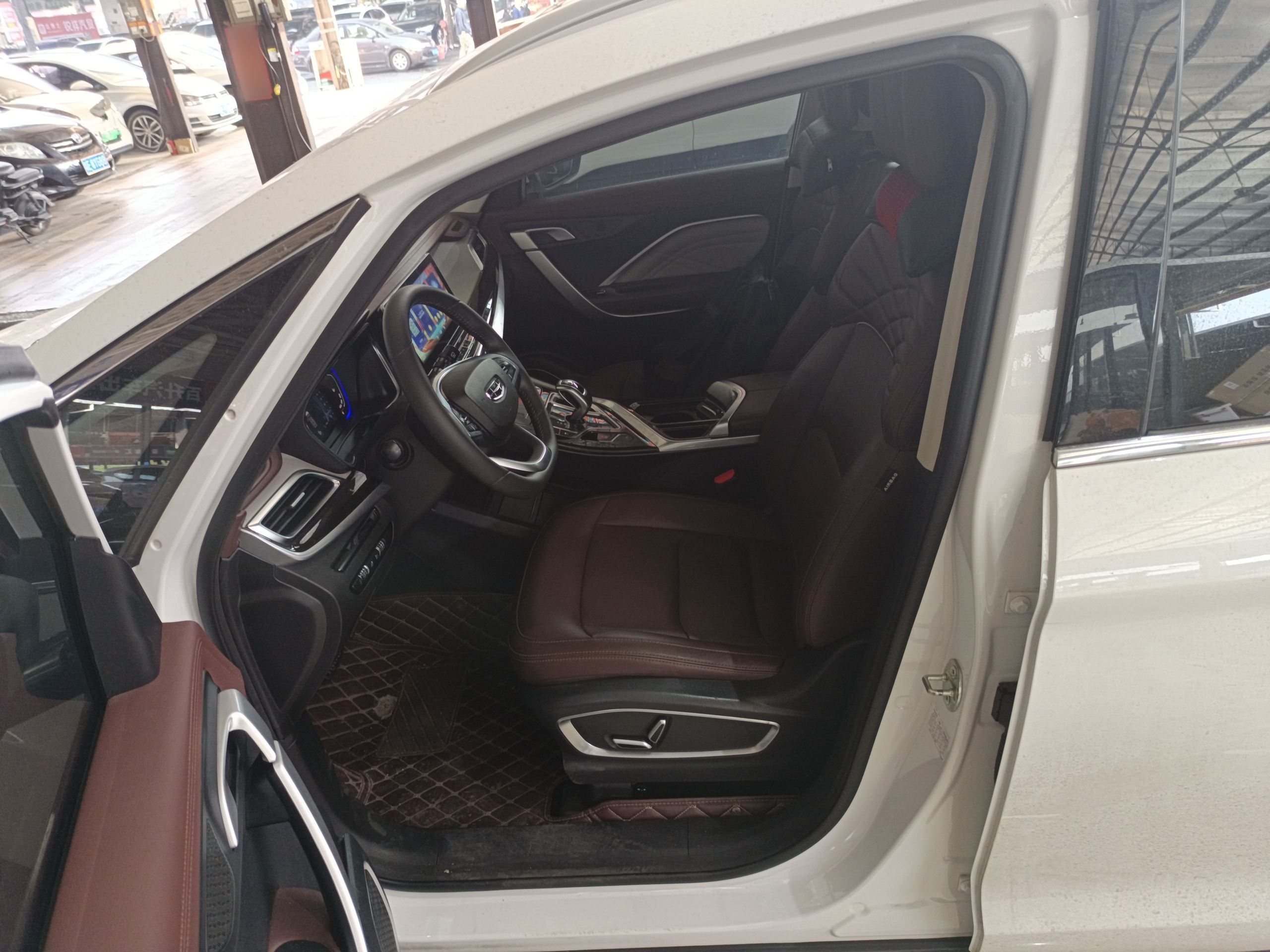 Переднее сиденье в автомобиле