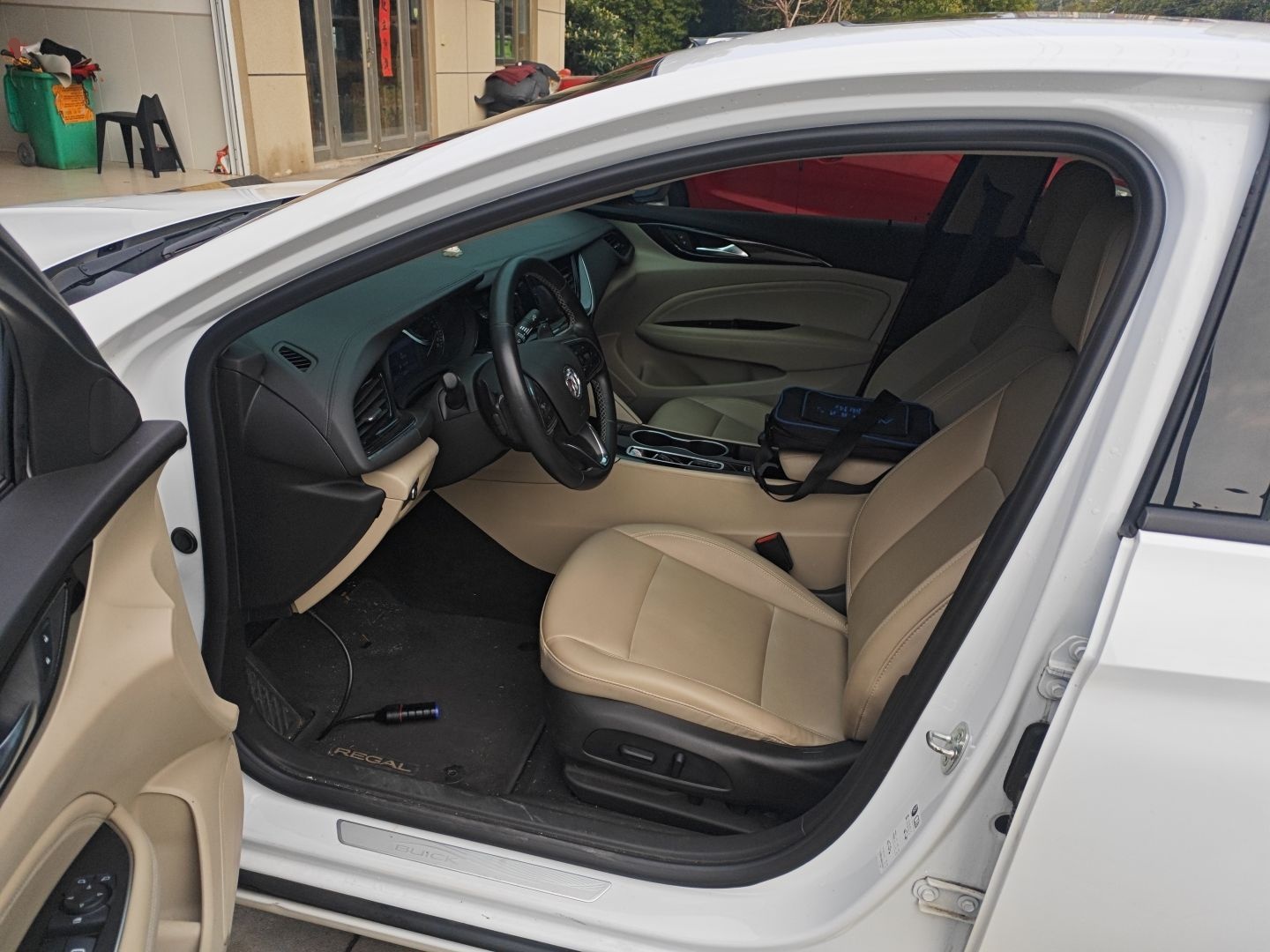 Переднее сиденье в автомобиле