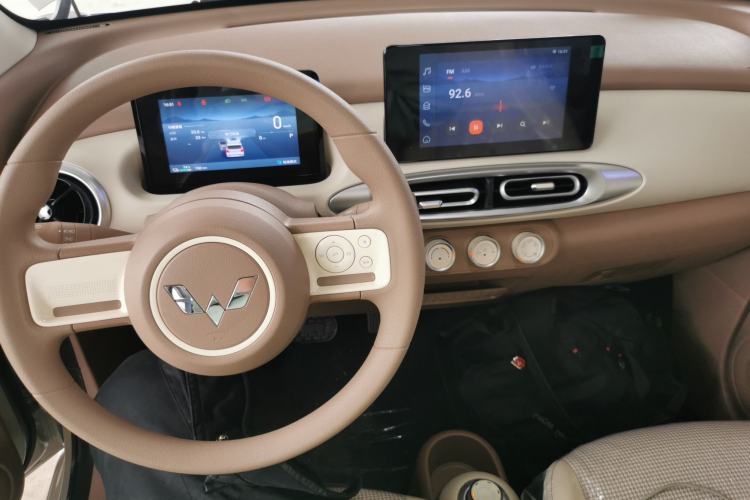 Used Wuling Hongguang MINIEV 2025 Four-Door Version Zhenxiang+ Edition Center Console