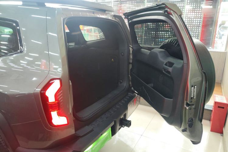 Used Deepal G318 2024 Four-Wheel-Drive Air Suspension Model Trunk