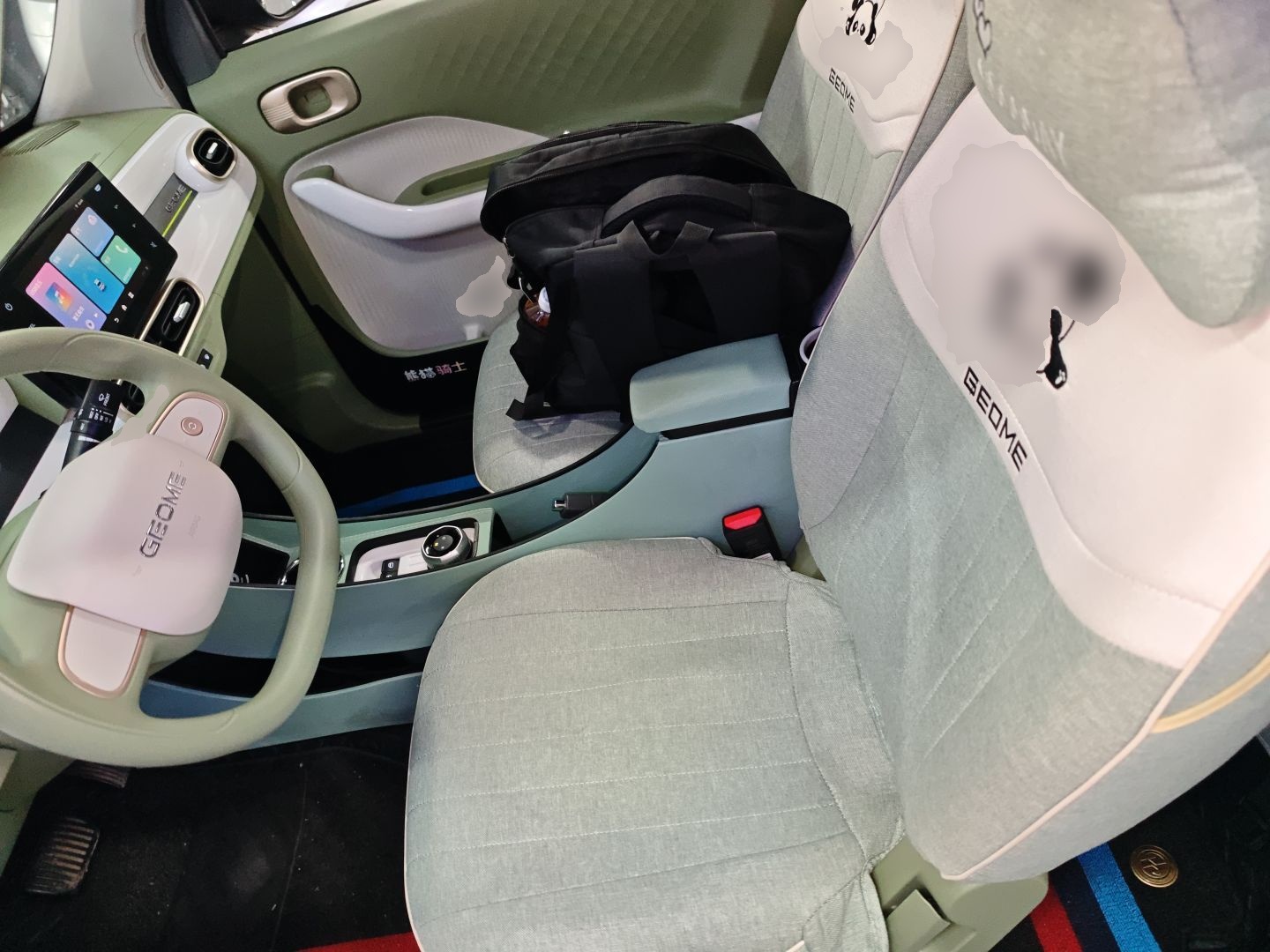 المقاعد الأمامية داخل السيارة