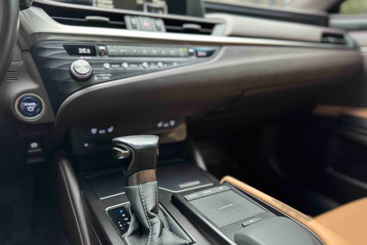 Used Lexus ES 2020 300h Deluxe Edition
