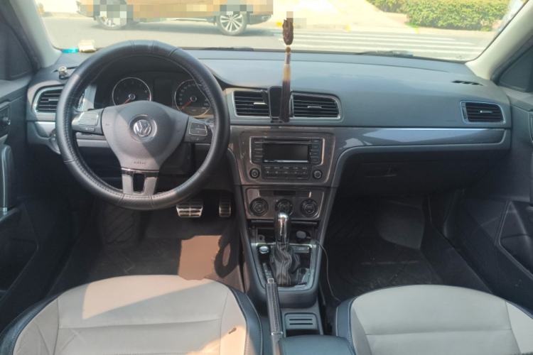 Used Volkswagen Cross Lavida 2014 1.6L Automatic Center Console