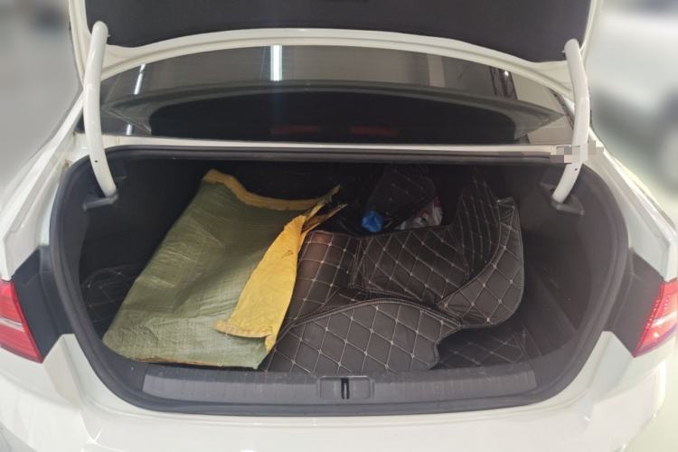 Used Volkswagen Magotan 2017 330TSI DSG Comfort Model Trunk