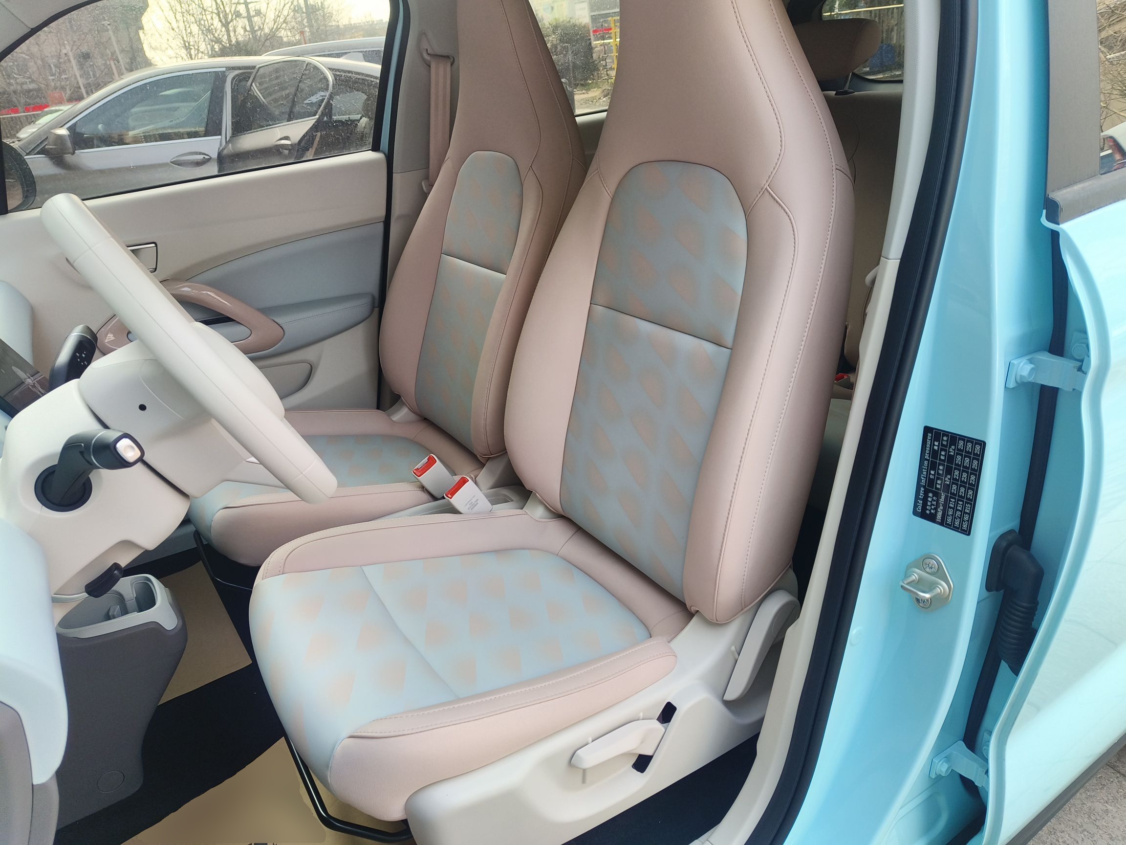 المقاعد الأمامية داخل السيارة