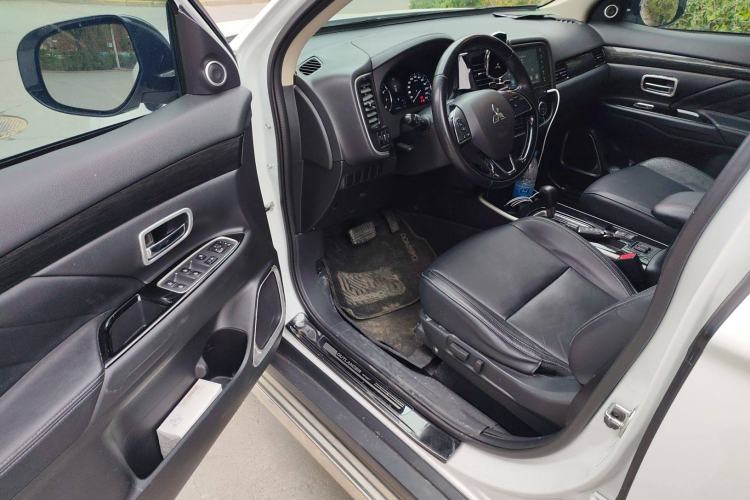 Used Mitsubishi Outlander 2019 2.0L Two-Wheel Drive Comfort Edition 5 Seats China VI Standard
