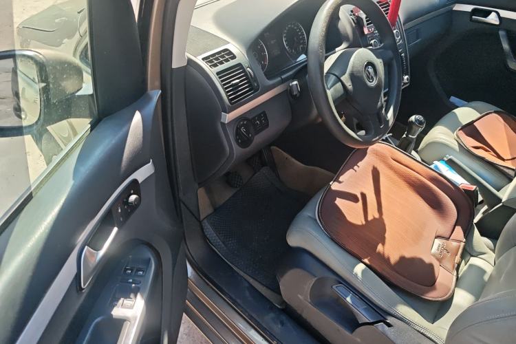 Used Volkswagen Touran 2015 1.4T Manual Fashion Edition 5-Seater Driver Seat