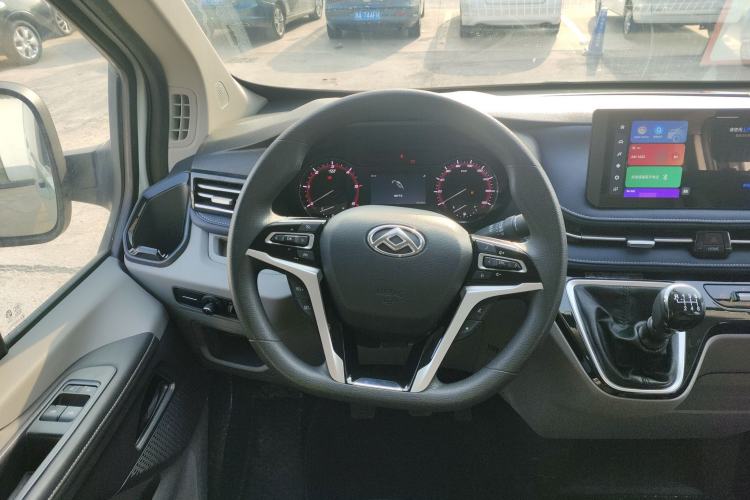 Used SAIC MAXUS Xintu V70 2023 2.0T Elite Edition Manual Transmission Short Wheelbase Low Roof 5/6 Seats (125 hp) Steering Wheel