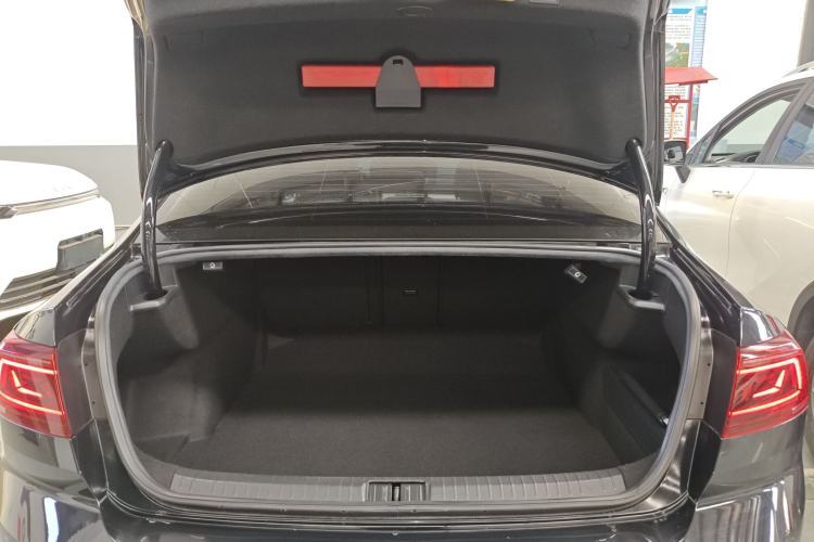 Used Volkswagen Magotan 2023 2 Million Units Commemorative Edition 330TSI DSG Luxury Version Trunk