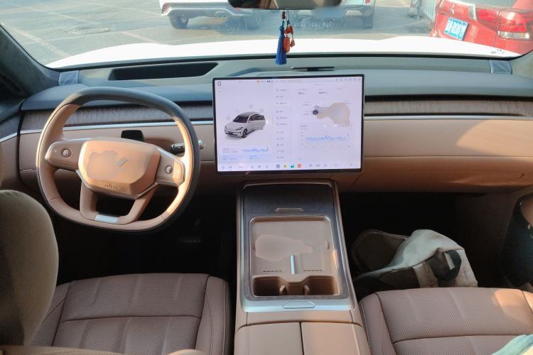 Used ONVO Luxeed L90 2025 Model—Max Six-Seater Version Center Console