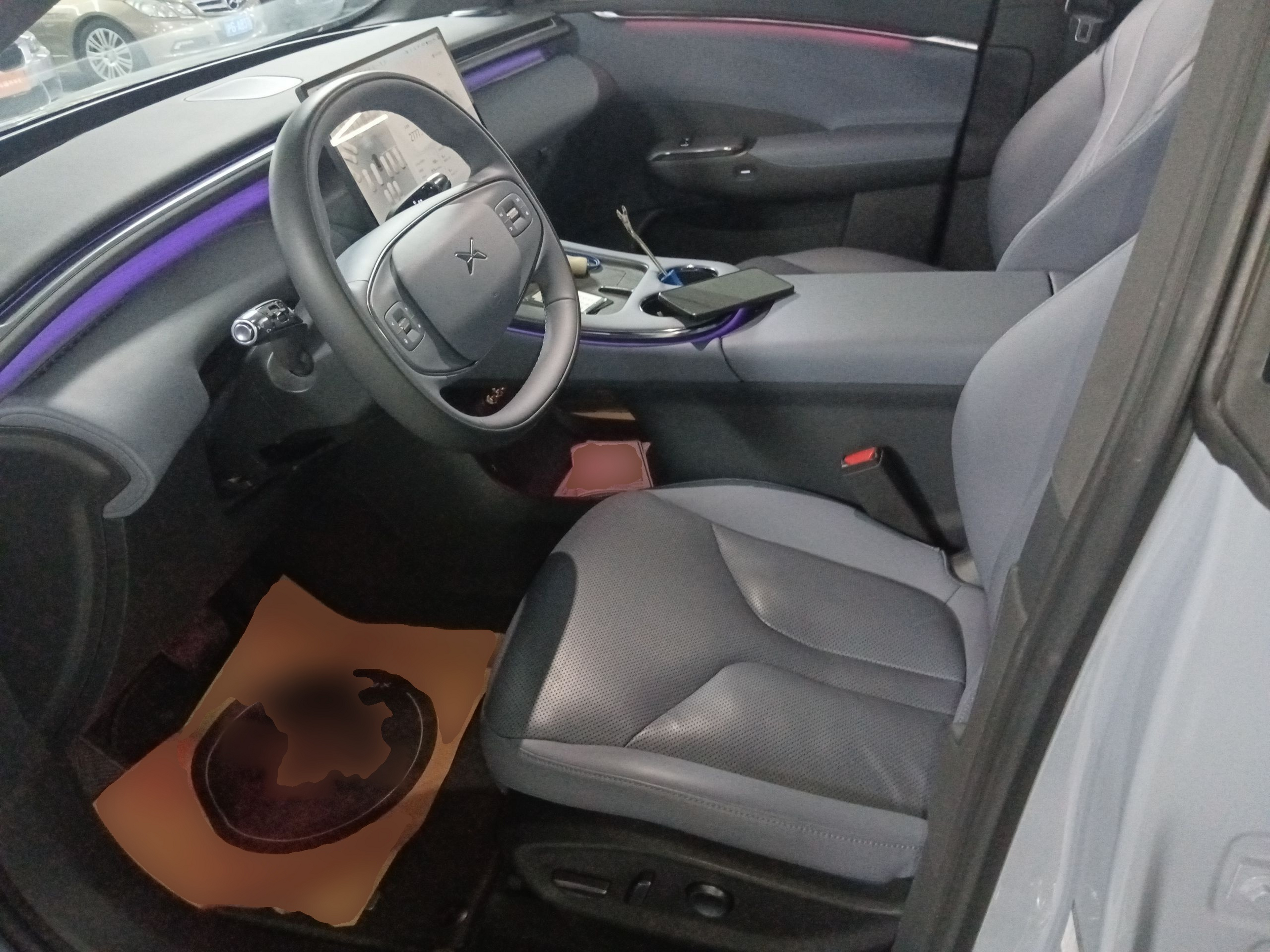 المقاعد الأمامية داخل السيارة