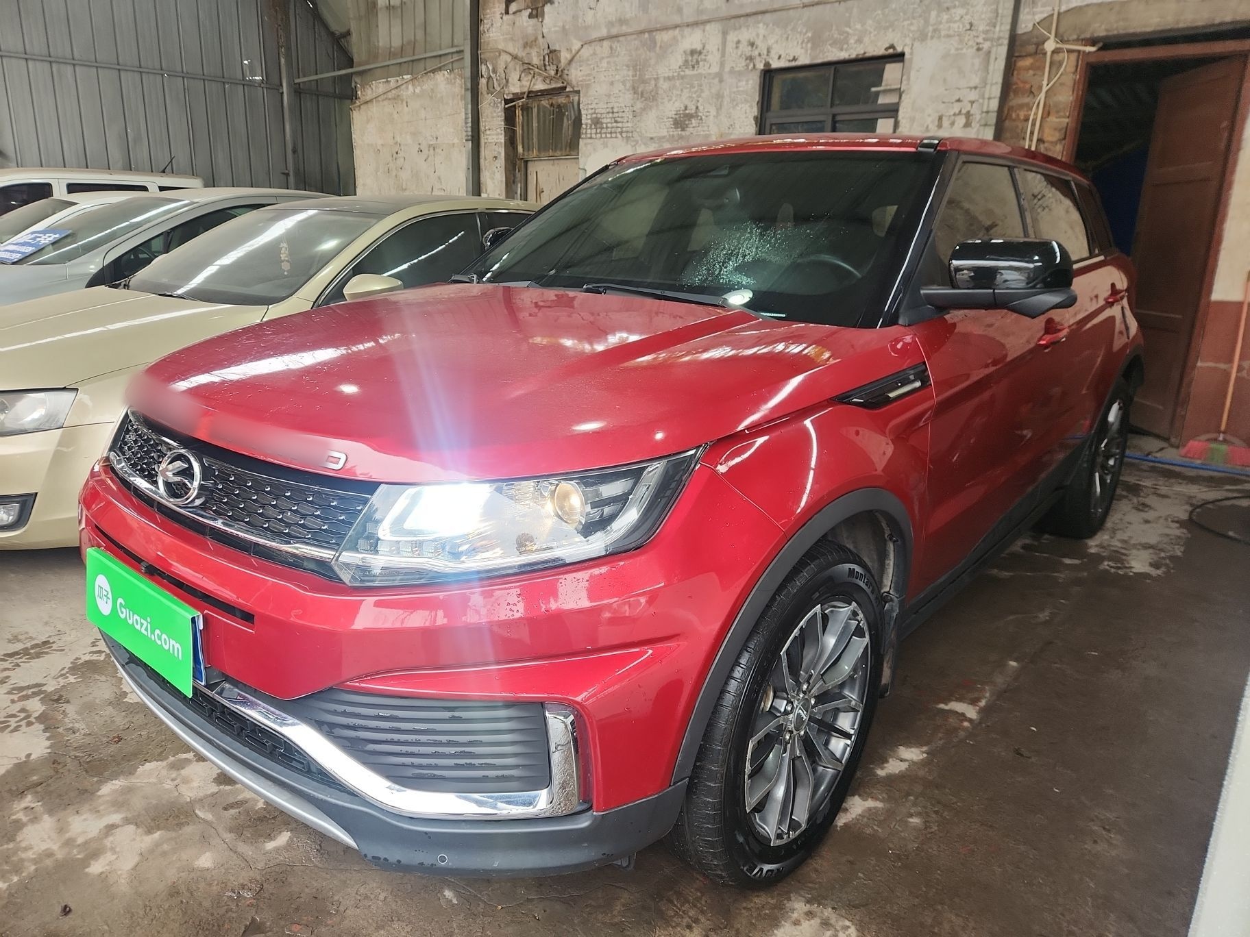 تحت مقدمة السيارة