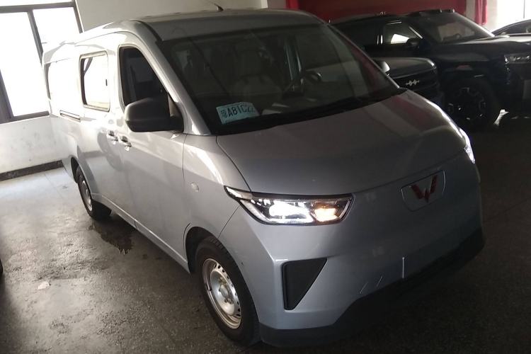 Used Wuling Yangguang 2024 300KM Comfort Version Passenger Van 75kW
