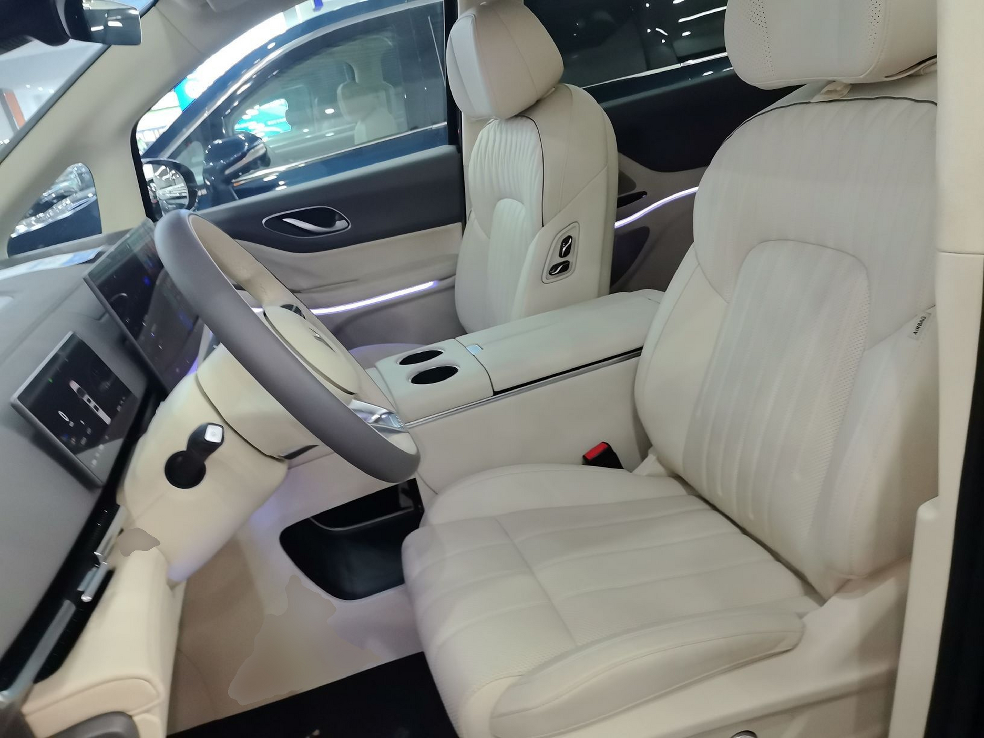 Переднее сиденье в автомобиле