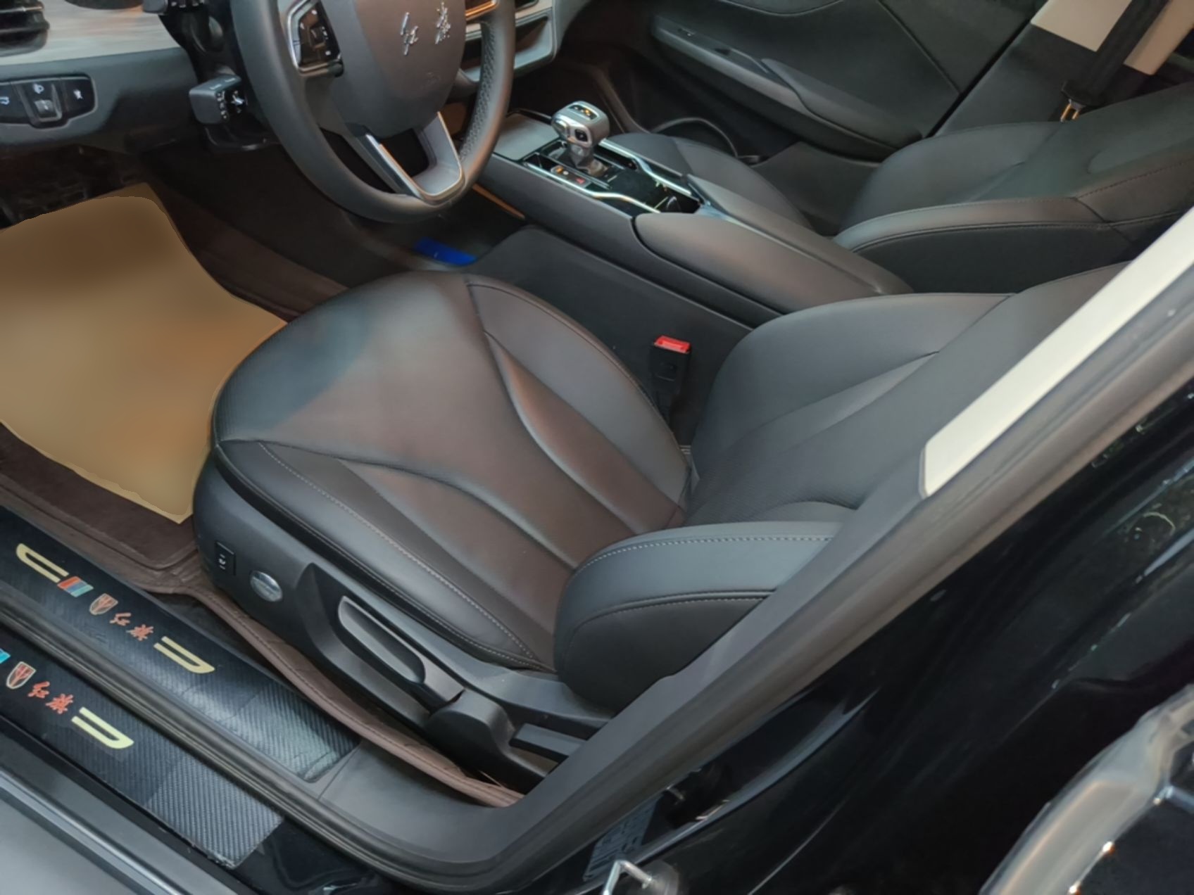 Hongqi E-QM5 2024 610 km PLUS — снимка 17