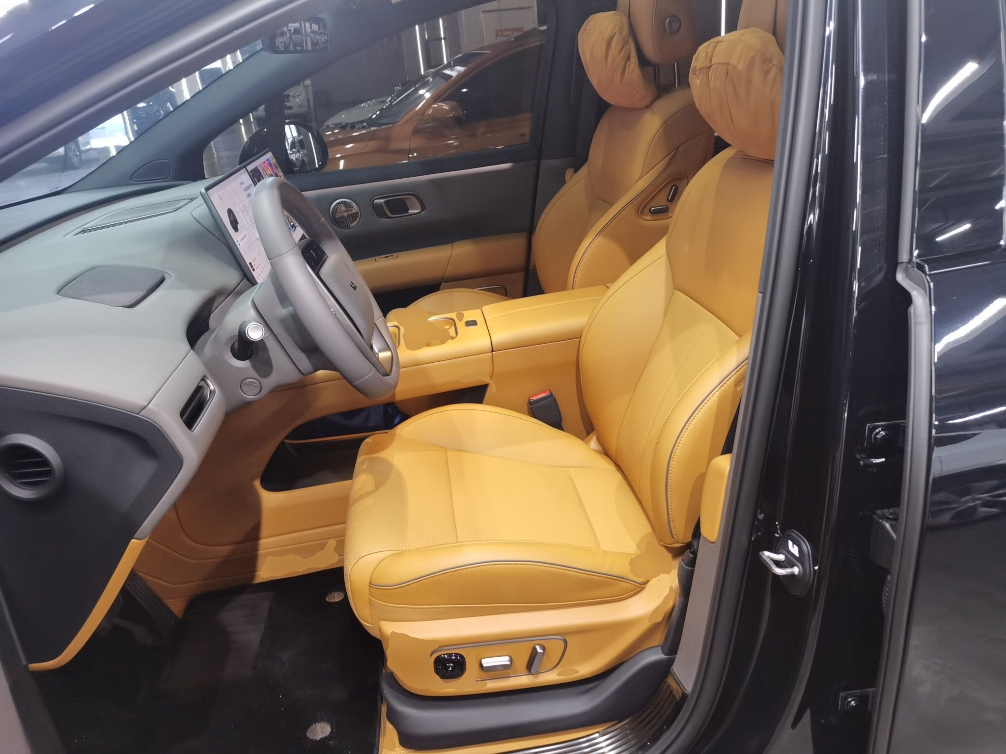 المقاعد الأمامية داخل السيارة