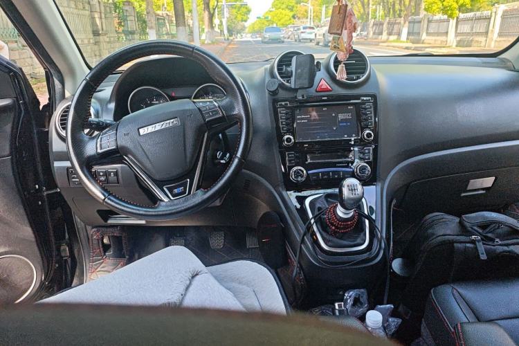 Used Haval H6 2016 Upgraded Model 1.5T Manual Two-Wheel Drive Elite Version Center Console