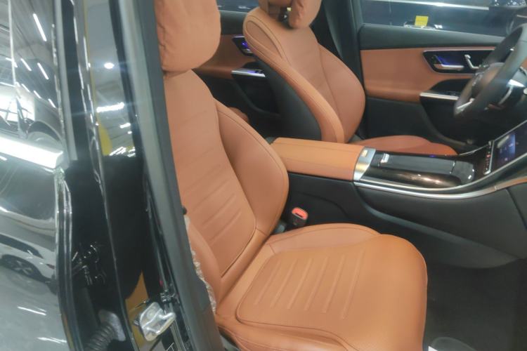 Used Mercedes-Benz GLC 2023 Facelift GLC 260 L 4MATIC Luxury Version 5 Seats Right Front Seat