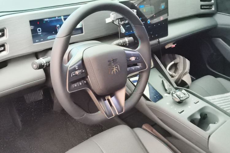 Used BYD Qin L 2024 DM-i 120KM Beyond Model Center Console