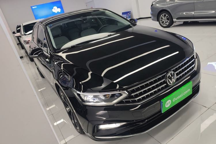 Used Volkswagen Magotan 2025 Zhongxiang Version 330TSI DSG Luxury Edition Front Right 45 Deg