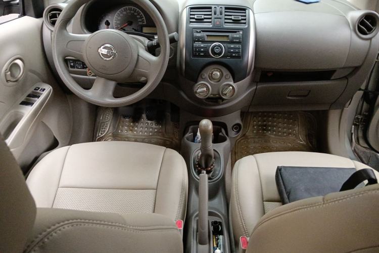 Used Nissan Sunny 2011 1.5XE Manual Comfort Edition Center Console