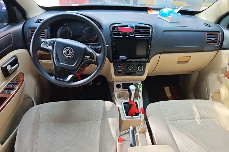 Used Dongfeng Fengon 330 2014 1.5L Manual Utility Version DK15 Center Console