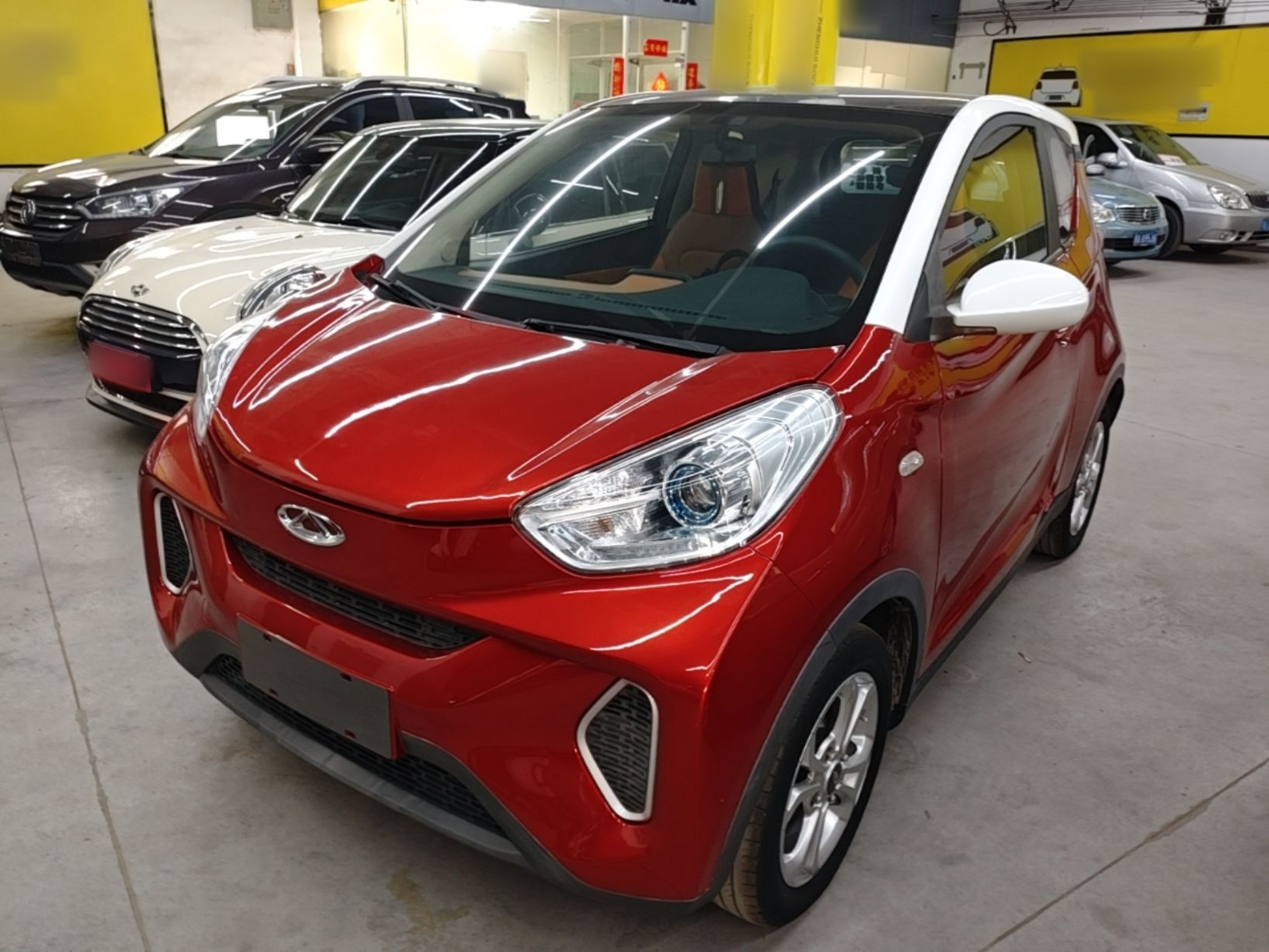 تحت مقدمة السيارة