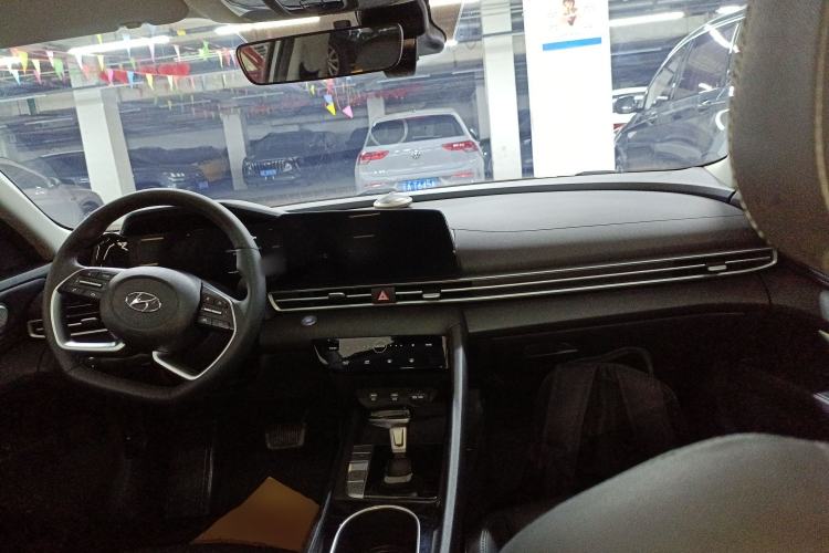 Used Hyundai Elantra 2022 1.5L CVT LUX Prestige Edition Center Console