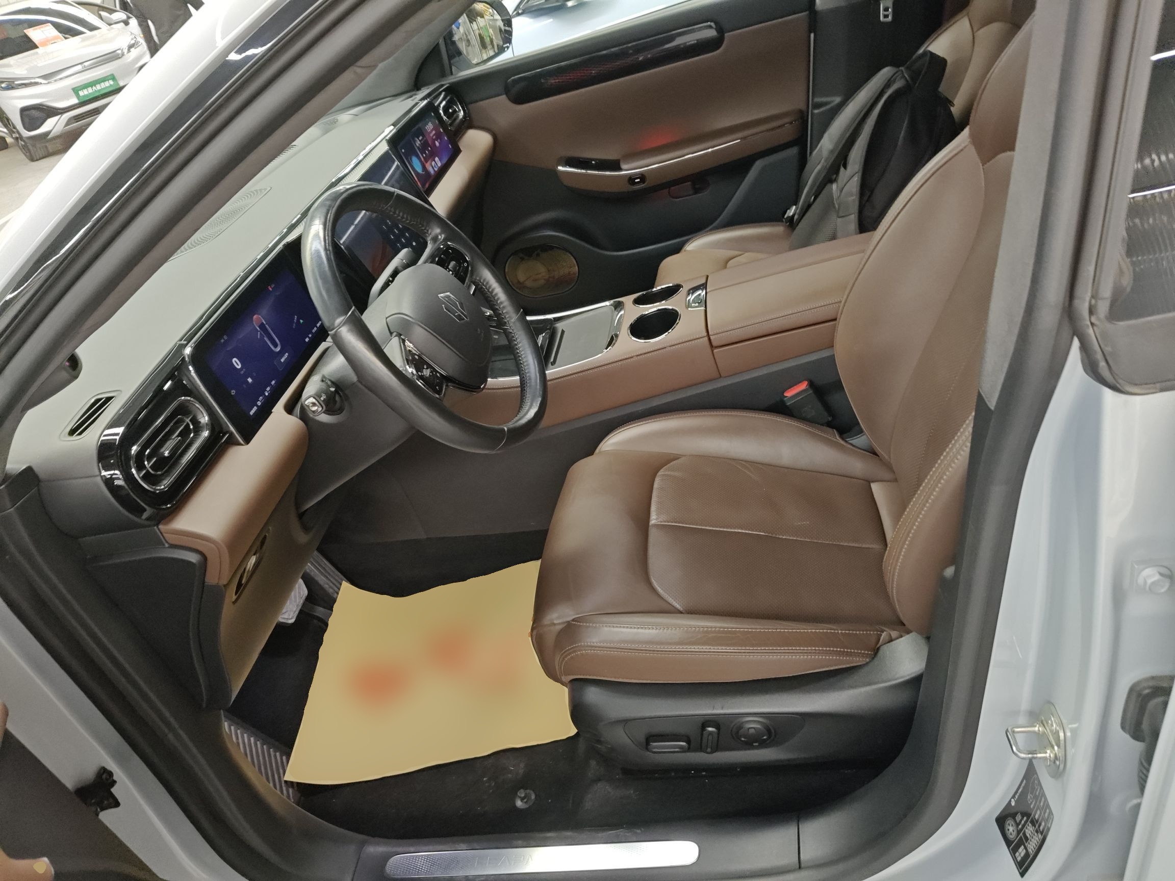 Переднее сиденье в автомобиле