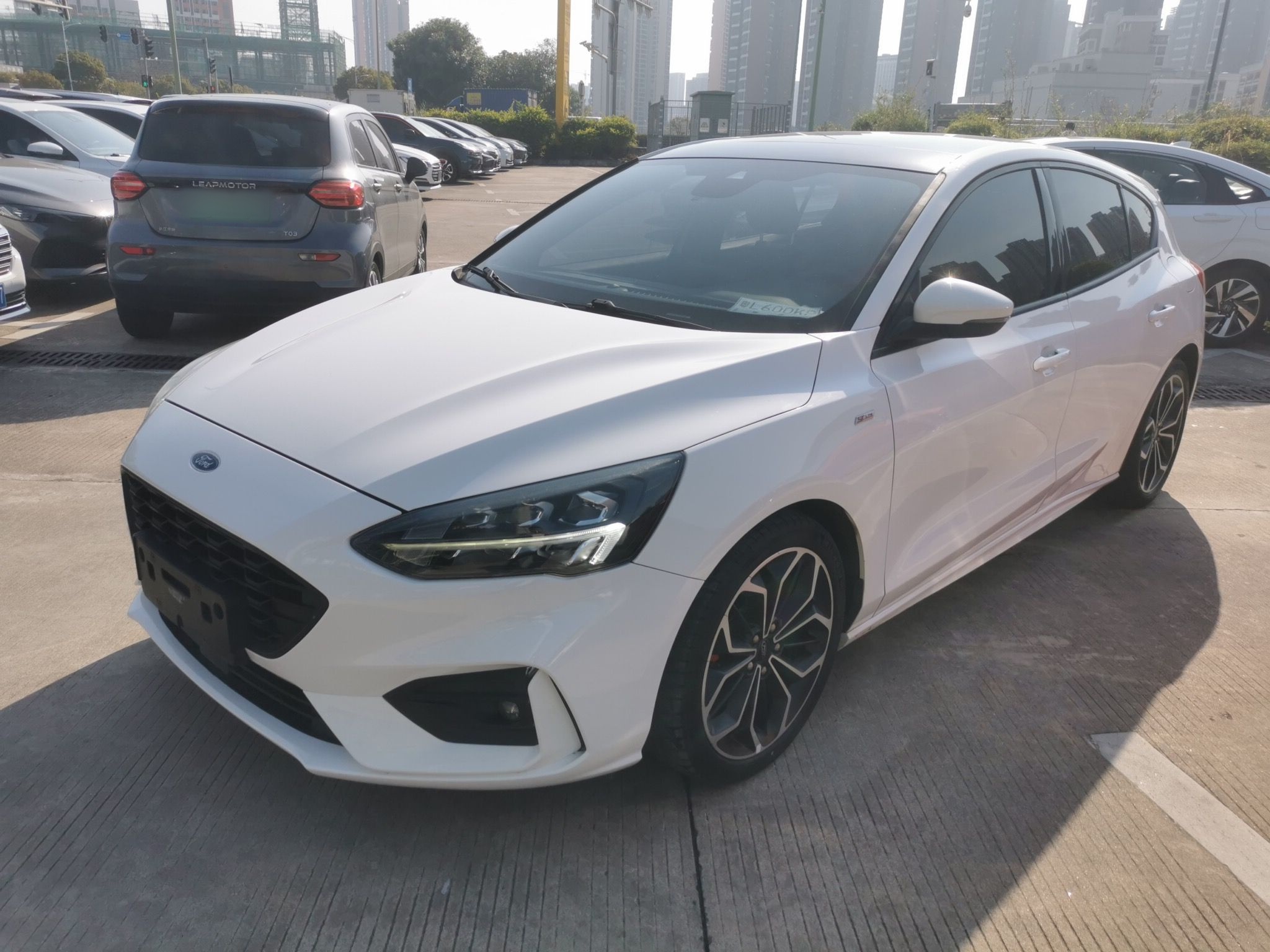 Под передней частью автомобиля