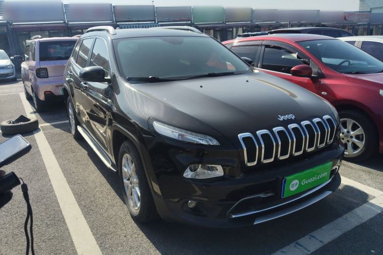 Used Jeep Cherokee 2017 2.0L Superior Edition Front Right 45 Deg
