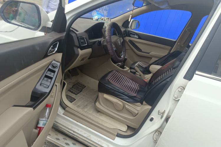 Used Baojun 730 2014 1.5L manual Comfort version 7 seats Driver Seat