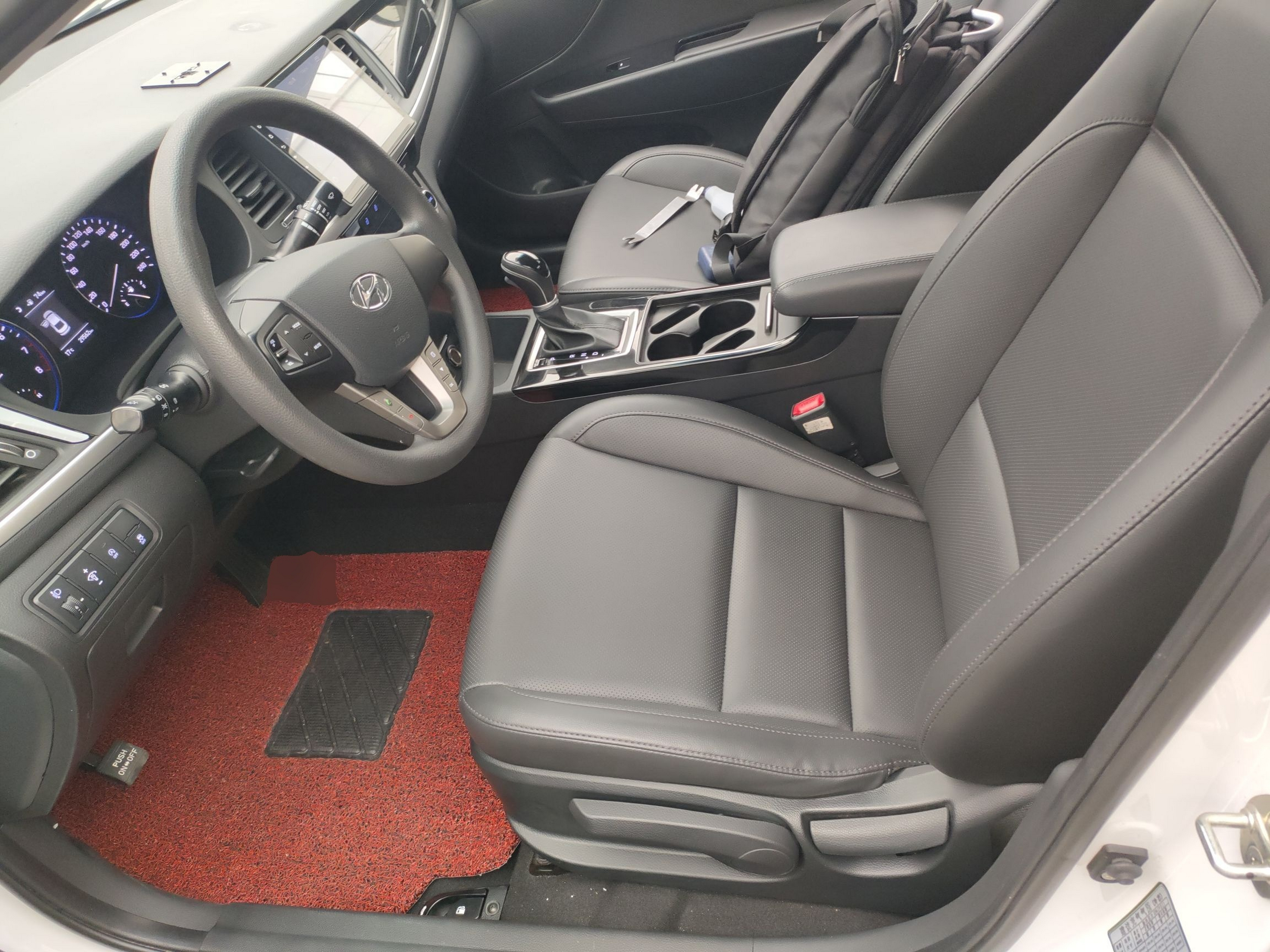 المقاعد الأمامية داخل السيارة