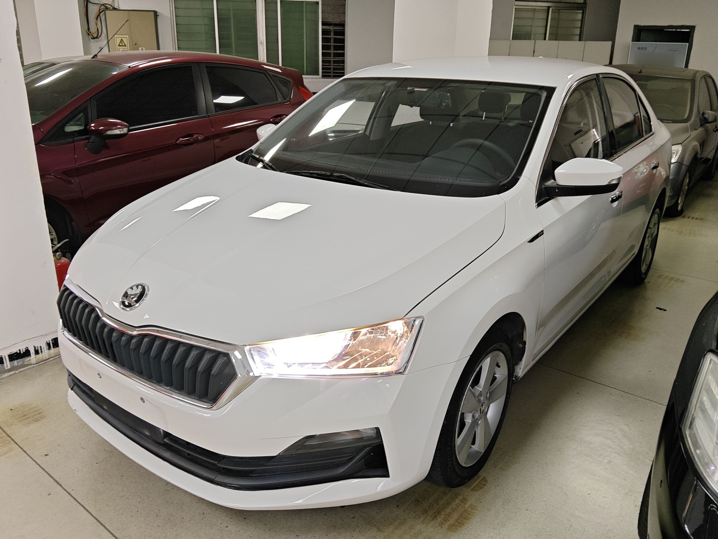 تحت مقدمة السيارة