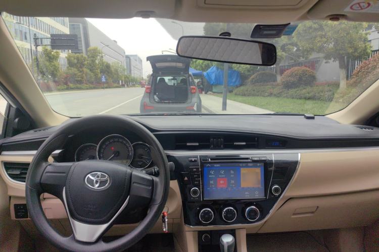 Used Toyota Corolla 2014 1.6L CVT GL Center Console