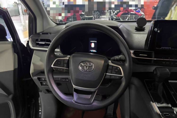 Used Toyota SIENNA 2023 2.5L Hybrid Comfort Edition Interior 3